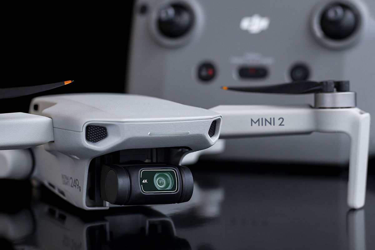 Die kleine Drohne DJI Mini 2 mit einer 4k-Kamera