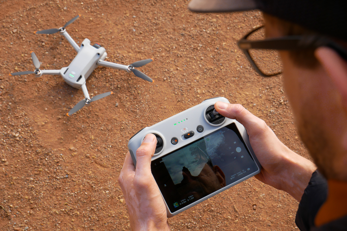 DJI Mini 3 Pro als C0-Drohne kurz vor dem Starrt