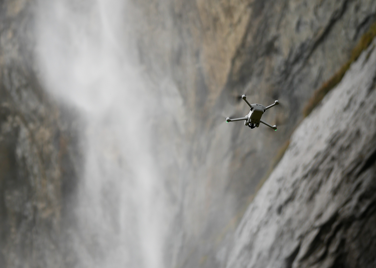 Auch im schwierigen Terrain, wie hier an einem Wasserfall, bleibt die DJI Mini 3 Pro-Drohne stabil in der Luft