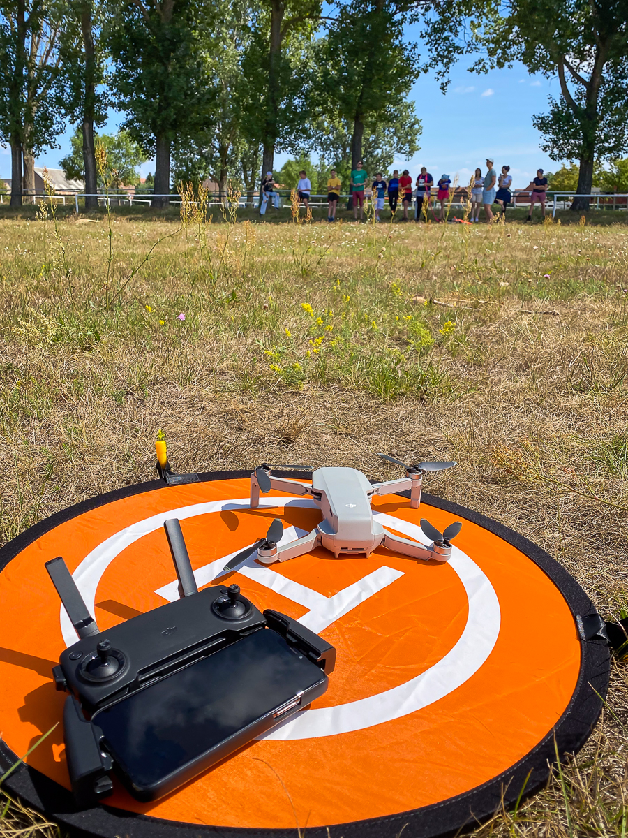 Zur Betreuung der Ferienlager können wir verschiedene Drohnen-Modelle mitbringen, die die Teenager testen können.