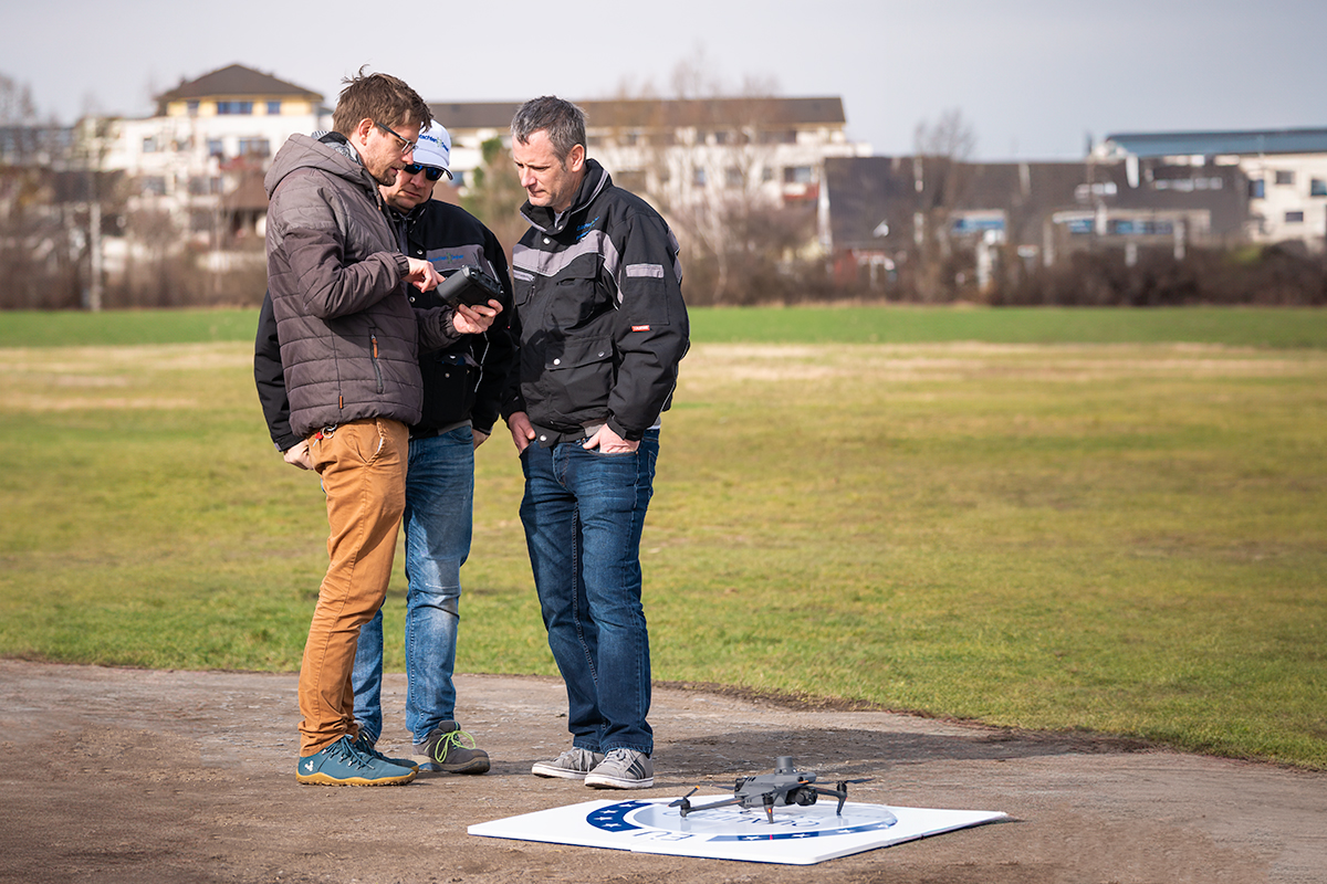 Bei einem praktischen Flugtraining kannst du verschiedene Drohnen-Modelle testen oder ein bestimmtes Gerät besser kennenlernen.