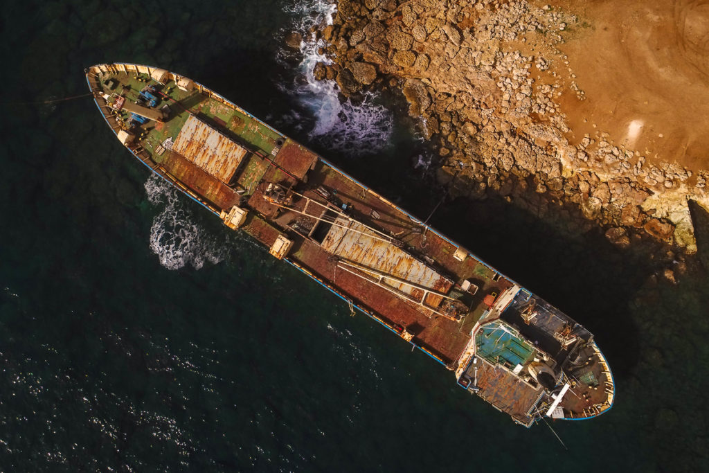 Drohnenfoto des Schiffswracks Edro III an der Küste Zyperns