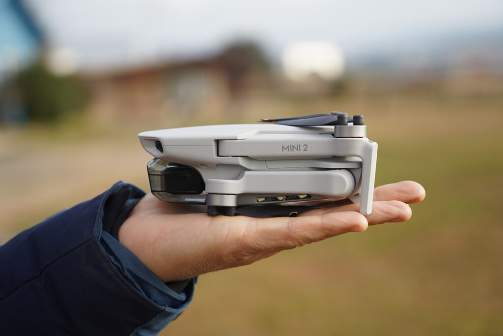 Die DJI Mini 2-Drohne ist kleiner als eine Handfläche.